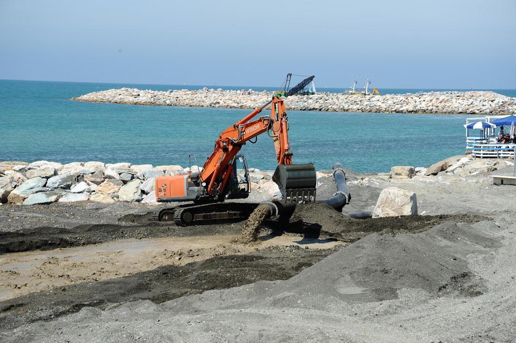I lavori di ripascimento sul litorale di Cecina Mare