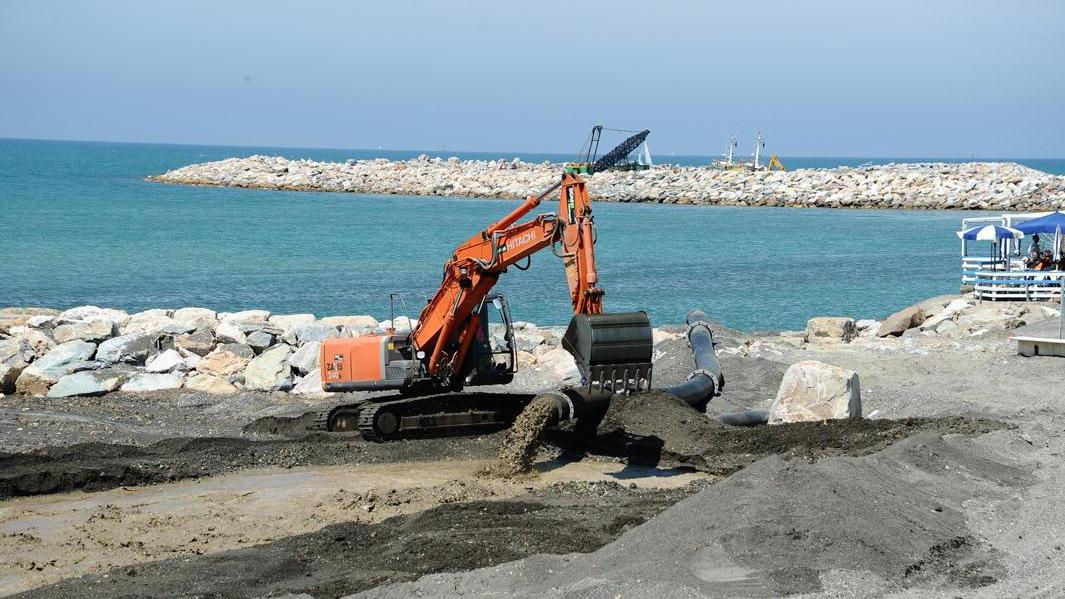 I lavori di ripascimento sul litorale di Cecina Mare