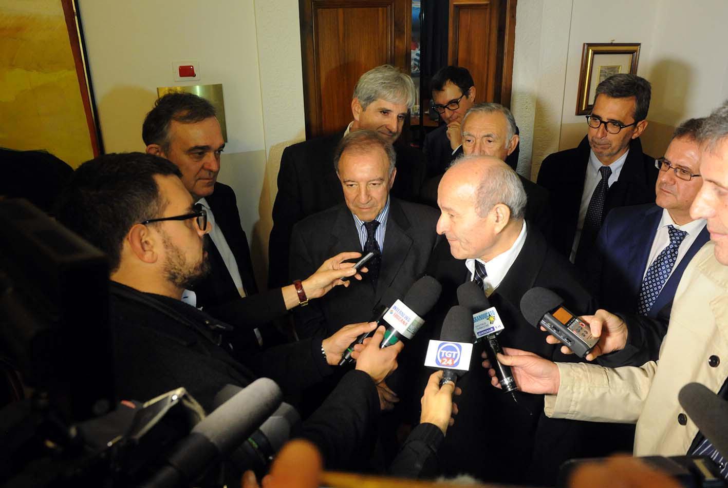Il presidente della Cevital, Issad Rebrab, con i giornalisti nella sua prima conferenza stampa piombinese 