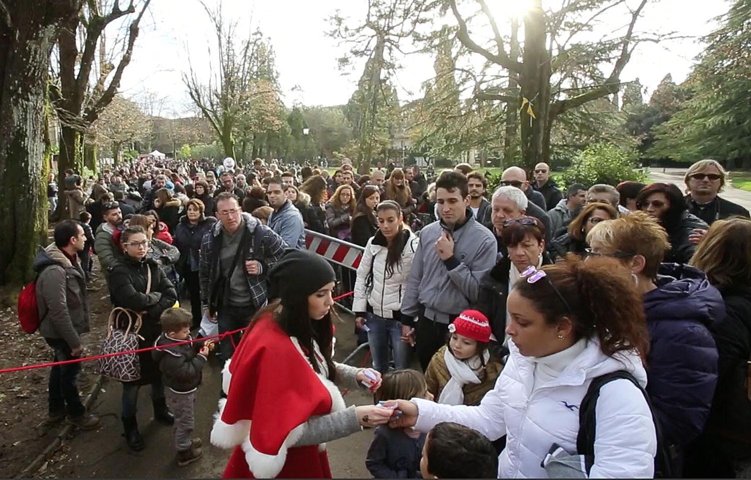 Caos a Montecatini, svincolo bloccato, Babbo Natale in tilt