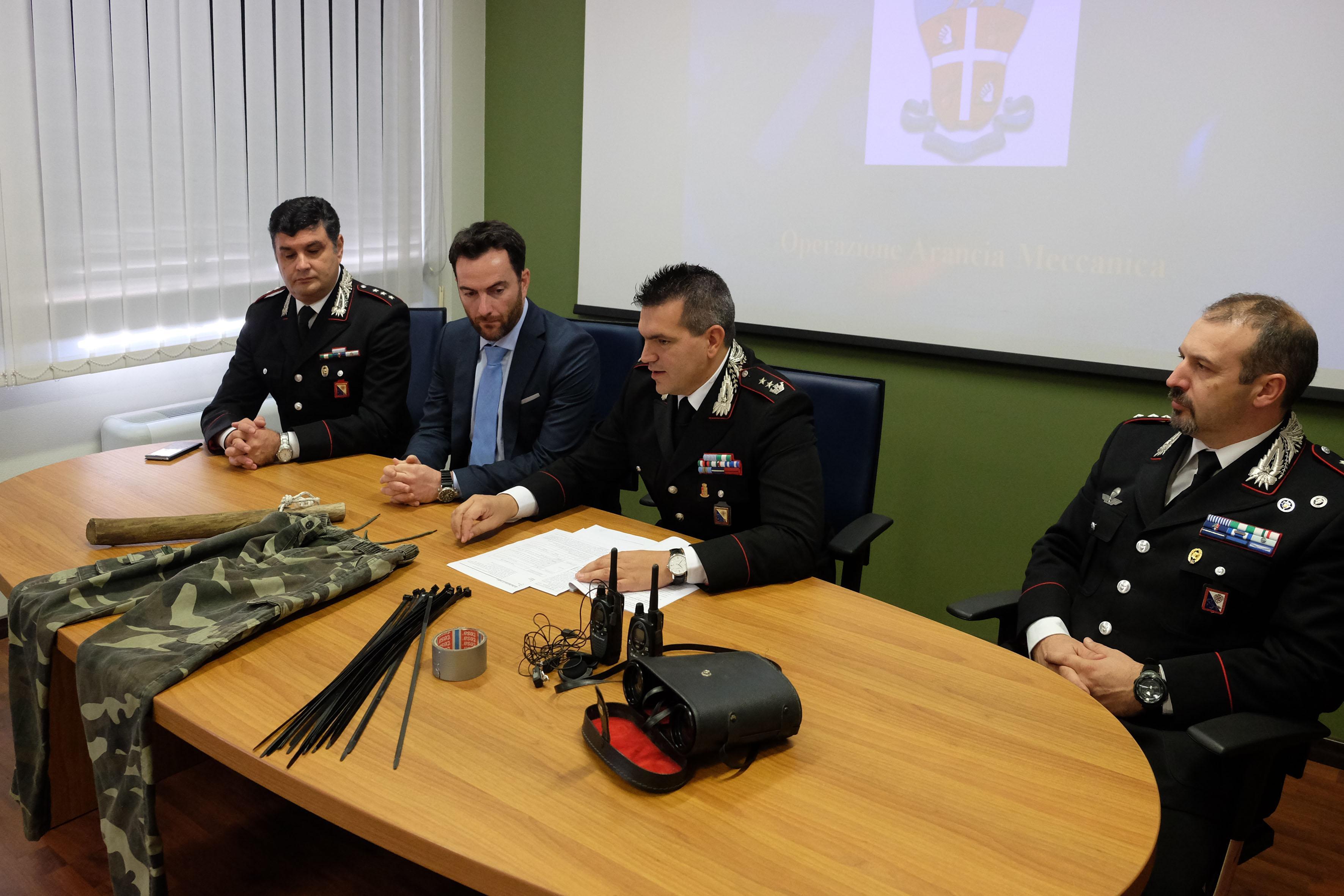 Gli ufficiali dei carabinieri mostrano l'abbigliamento e l'attrezzatura che i tre arrestati utilizzavano per terrorizzare le vittime delle rapine (foto Pili Rosas)