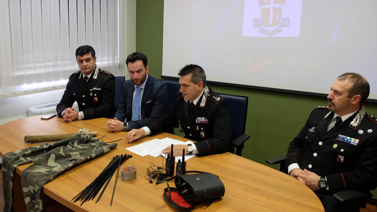 Gli ufficiali dei carabinieri mostrano l'abbigliamento e l'attrezzatura che i tre arrestati utilizzavano per terrorizzare le vittime delle rapine (foto Pili Rosas)