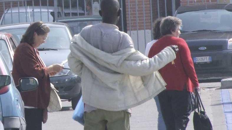 Un parcheggiatore abusivo a Cisanello (foto di repertorio)