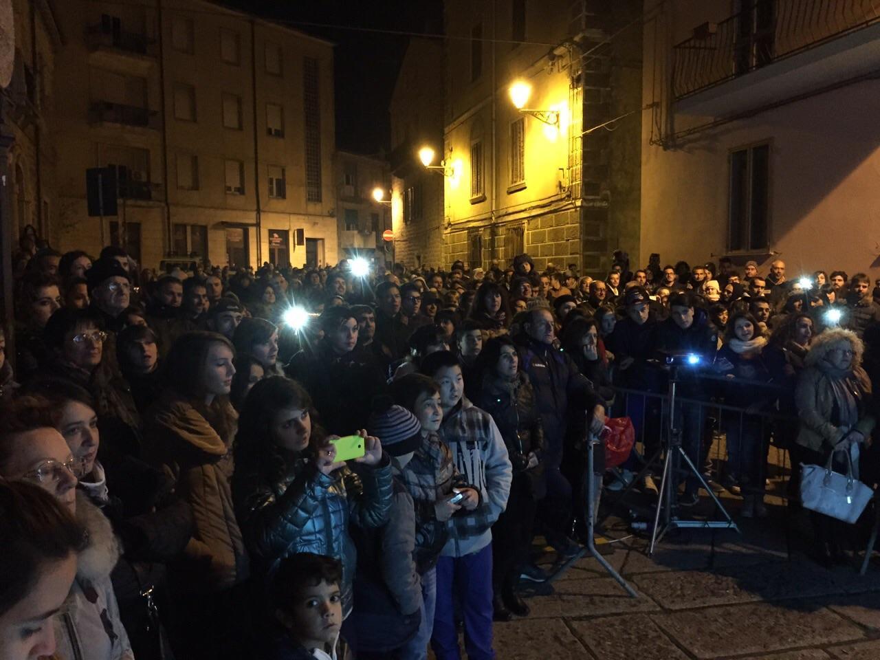 La folla fuori dal teatro del Carmine dove si è esibito Mario Garrucciu

