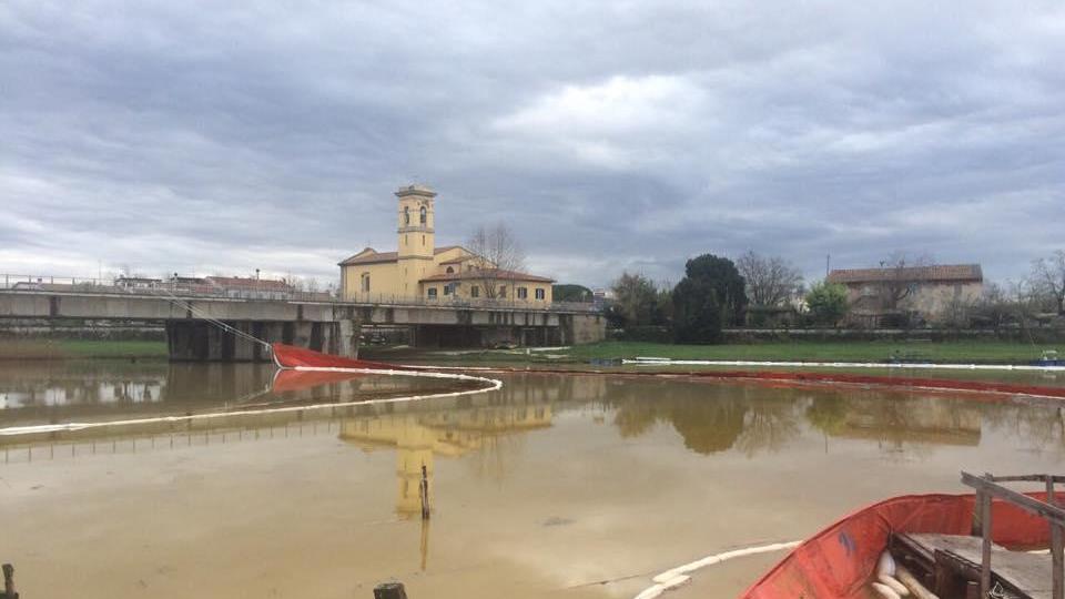Lo sbarramento di panne anti-inquinamento posizionate dalla Labromare sullo Scolmatore
