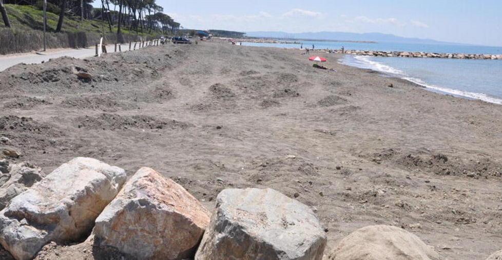 Altri pennelli in mare per difendere la costa 
