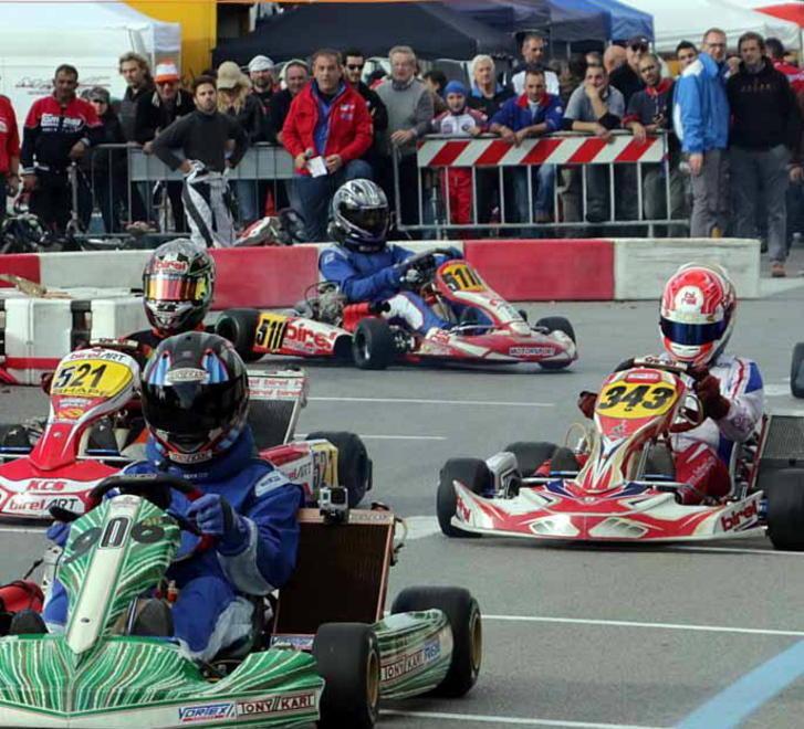 I go kart sfrecciano sul lungomare 