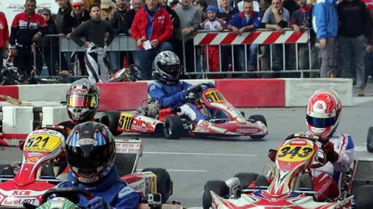 I go kart sfrecciano sul lungomare