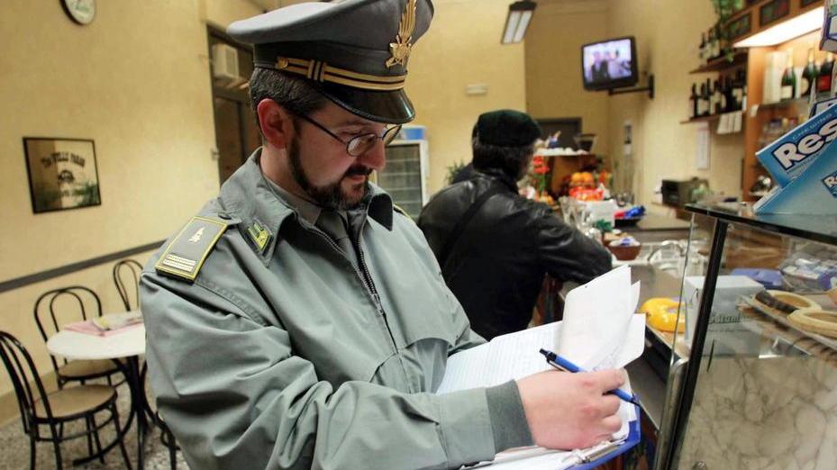 Scontrini evasi, la finanza si apposta davanti ai negozi