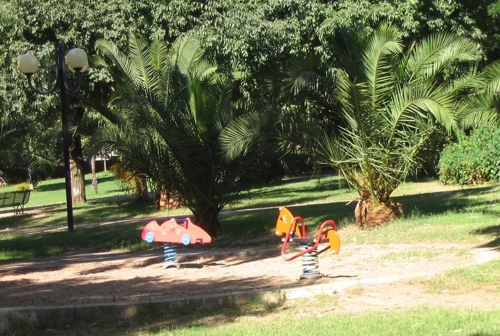“Scivolone” del Comune nel parco di via Montello
