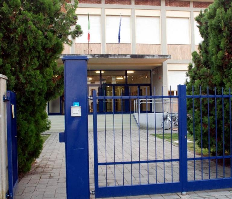 Furto alle superiori Ruba il telefonino a compagno di classe 