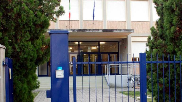 Furto alle superiori Ruba il telefonino a compagno di classe