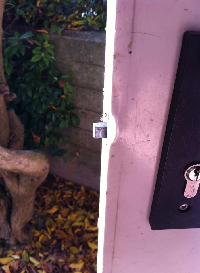 Una delle porte forzate dai ladri la notte scorsa in via Migliari, a Pontelagoscuro