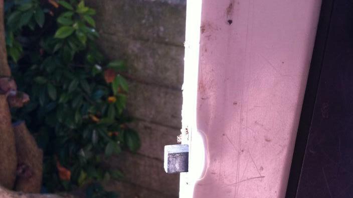 Una delle porte forzate dai ladri la notte scorsa in via Migliari, a Pontelagoscuro