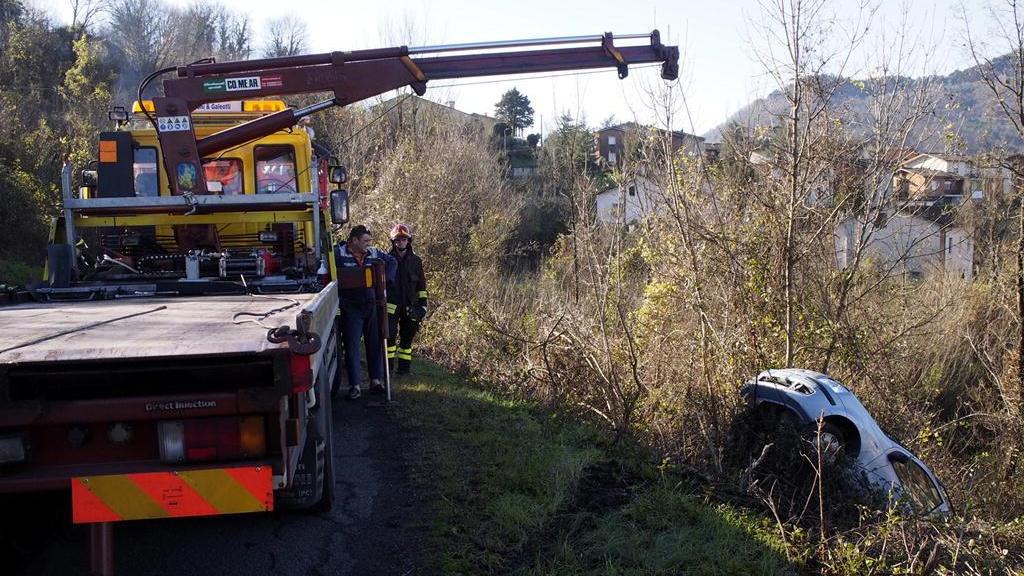 Il recupero dell'auto finita nella scarpata