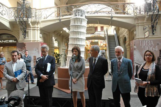 La presentazione della Torre in alabastro a Pisa prima della partenza per la Russia nel 2011
