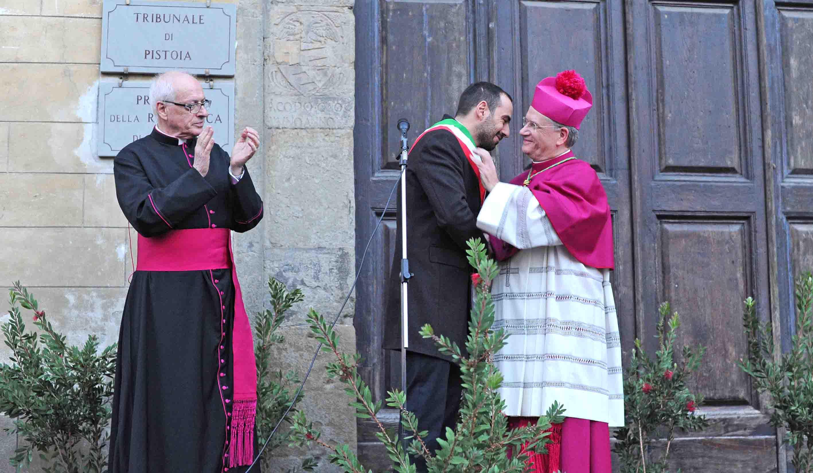 Il saluto del vescovo al sindaco in piazza del Duomo (foto Gori)