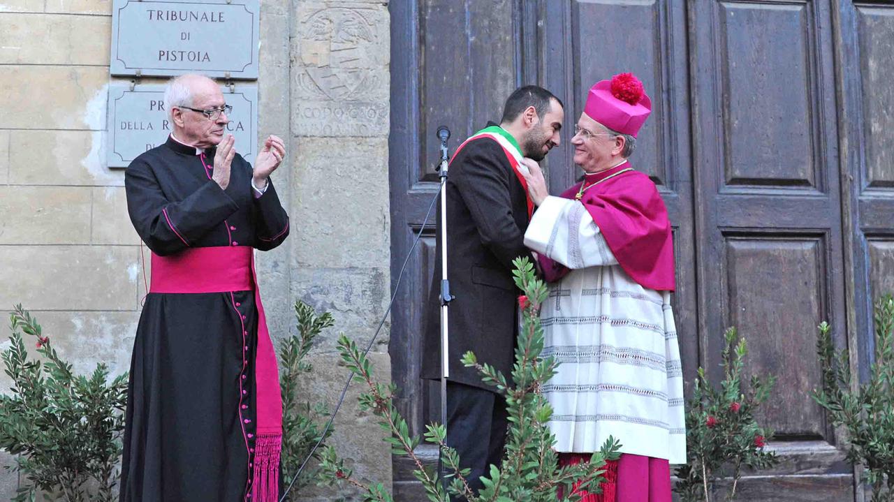 Il saluto del vescovo al sindaco in piazza del Duomo (foto Gori)