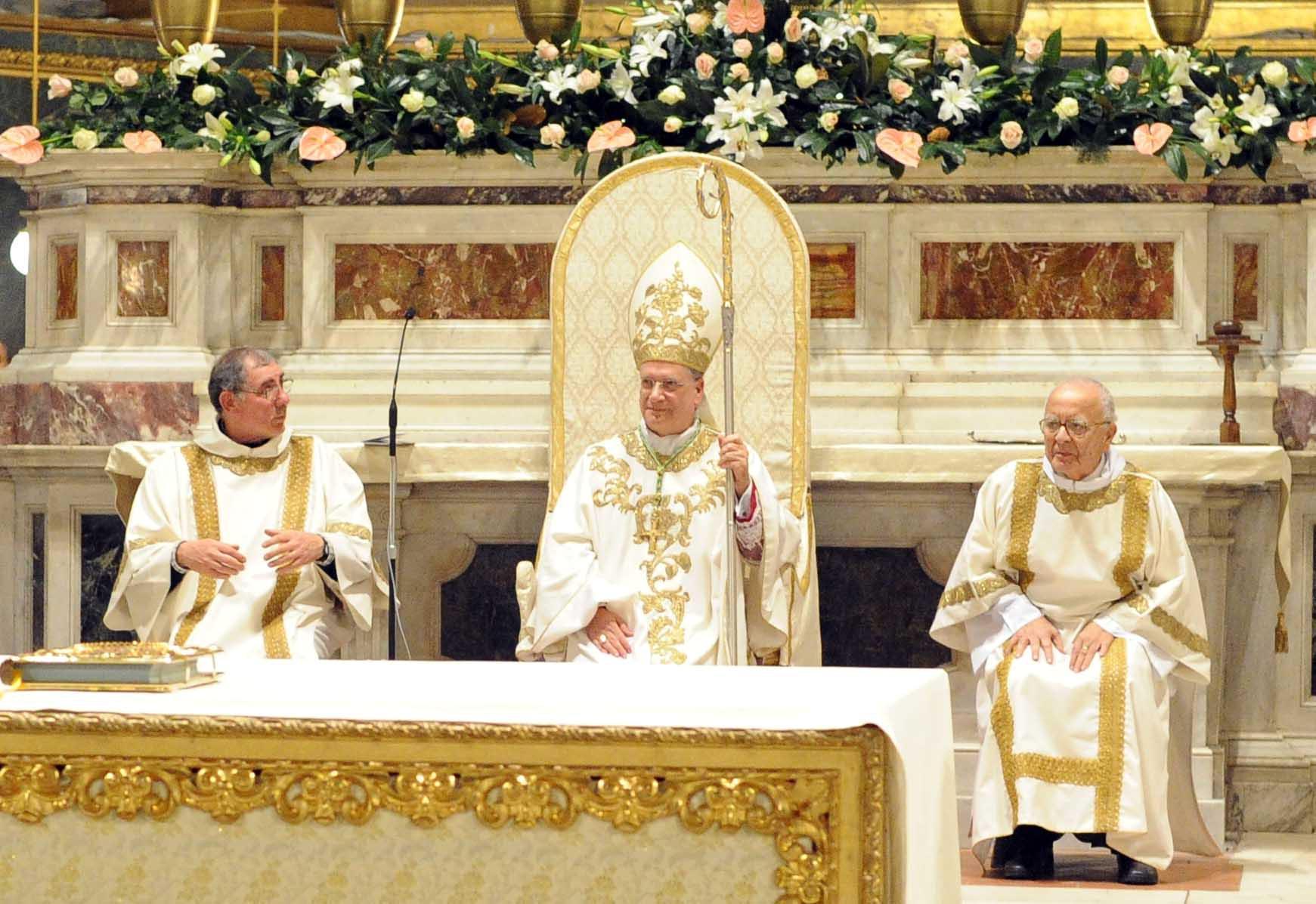 Il nuovo vescovo in cattedrale durante la sua prima omelia pistoiese (foto Gori)