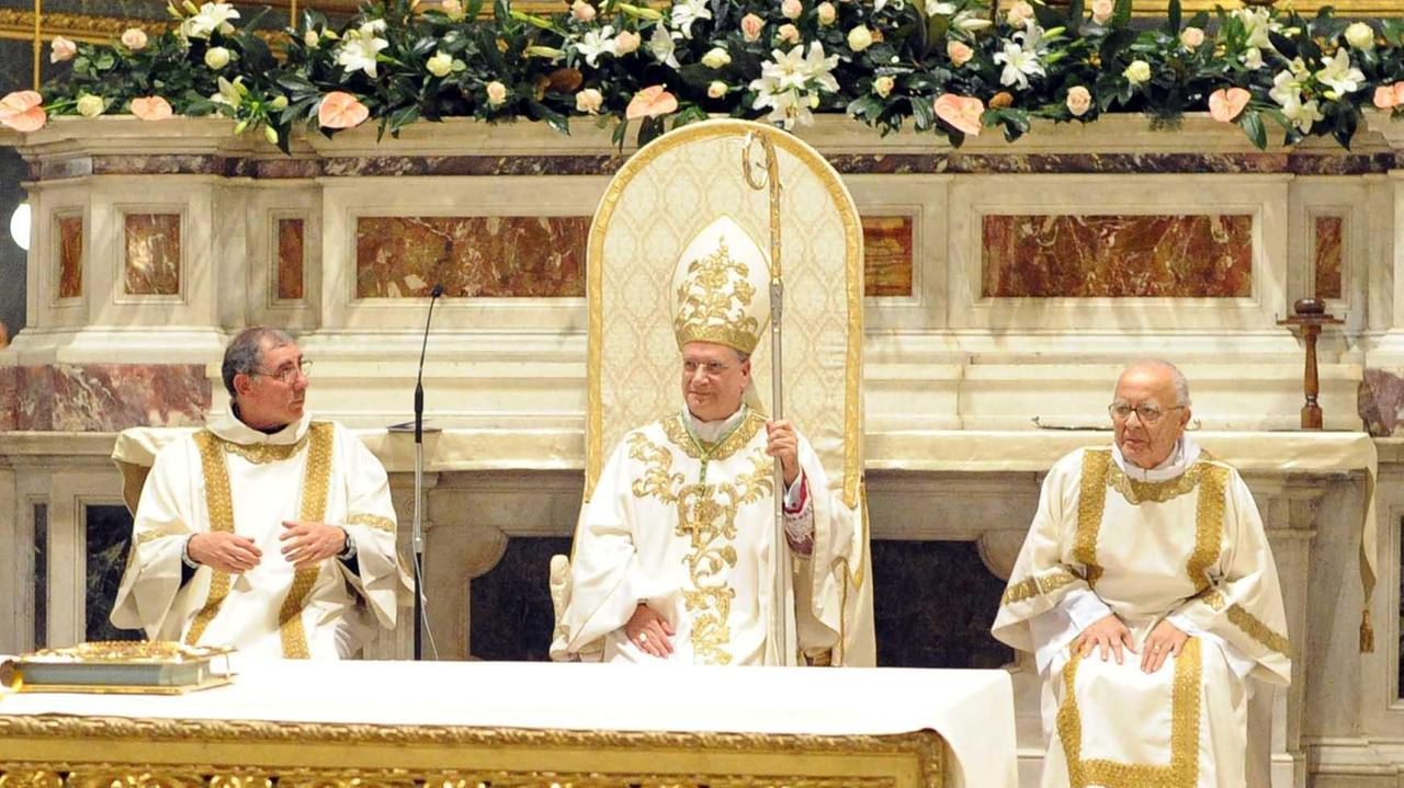 Il nuovo vescovo in cattedrale durante la sua prima omelia pistoiese (foto Gori)