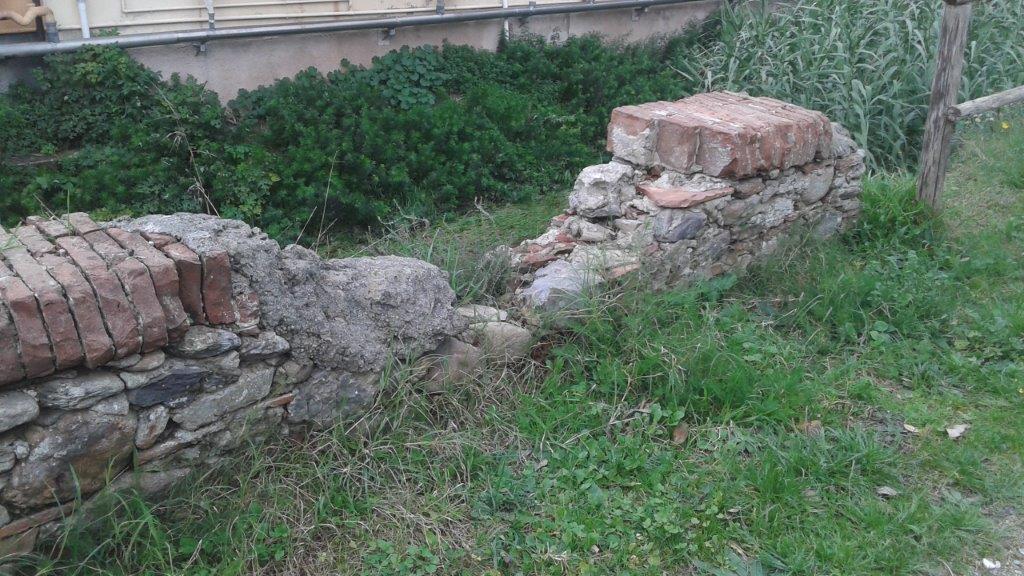 Un muro franato lungo le strade della frazione La Corte
