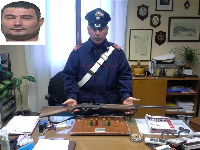 Il fucile con la matricola abrasa sequestrato dai carabinieri e in alto a sinistra Gianni Musiu