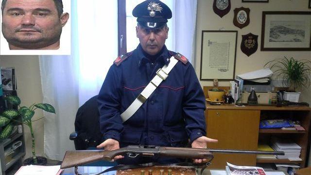 Il fucile con la matricola abrasa sequestrato dai carabinieri e in alto a sinistra Gianni Musiu