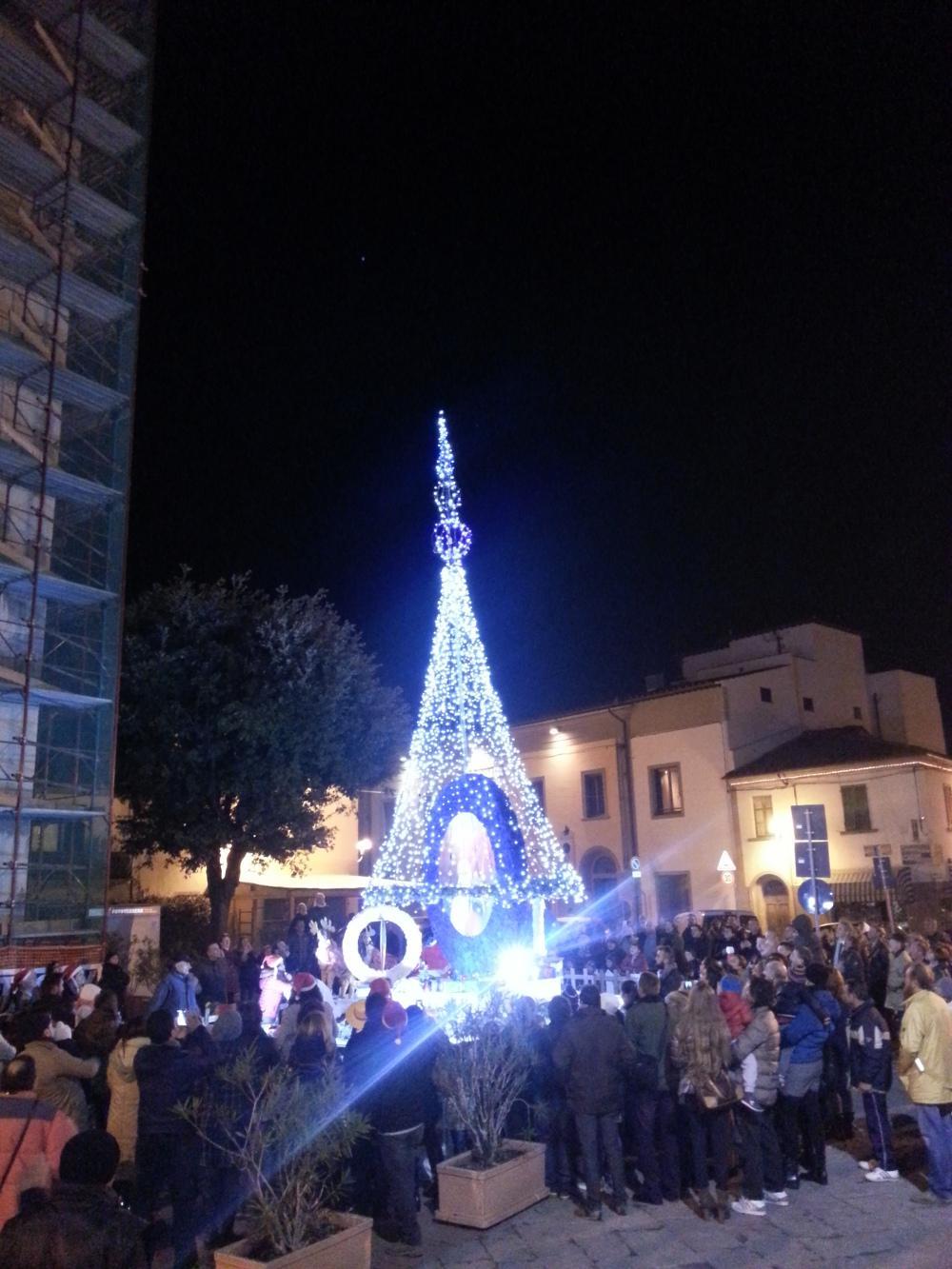 L'accensione del carro-albero in piazza a Chiesina Uzzanese