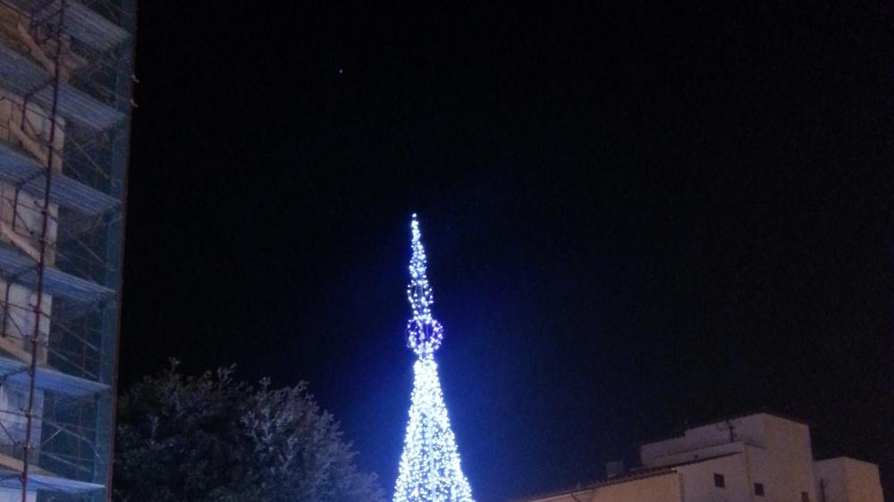L'accensione del carro-albero in piazza a Chiesina Uzzanese