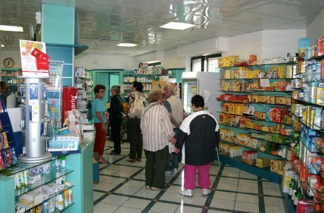 La farmacia Crom di Rosignano Solvay (foto d'archivio)