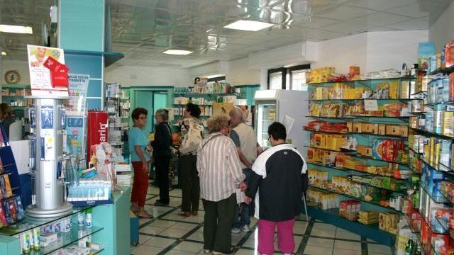 La farmacia Crom di Rosignano Solvay (foto d'archivio)