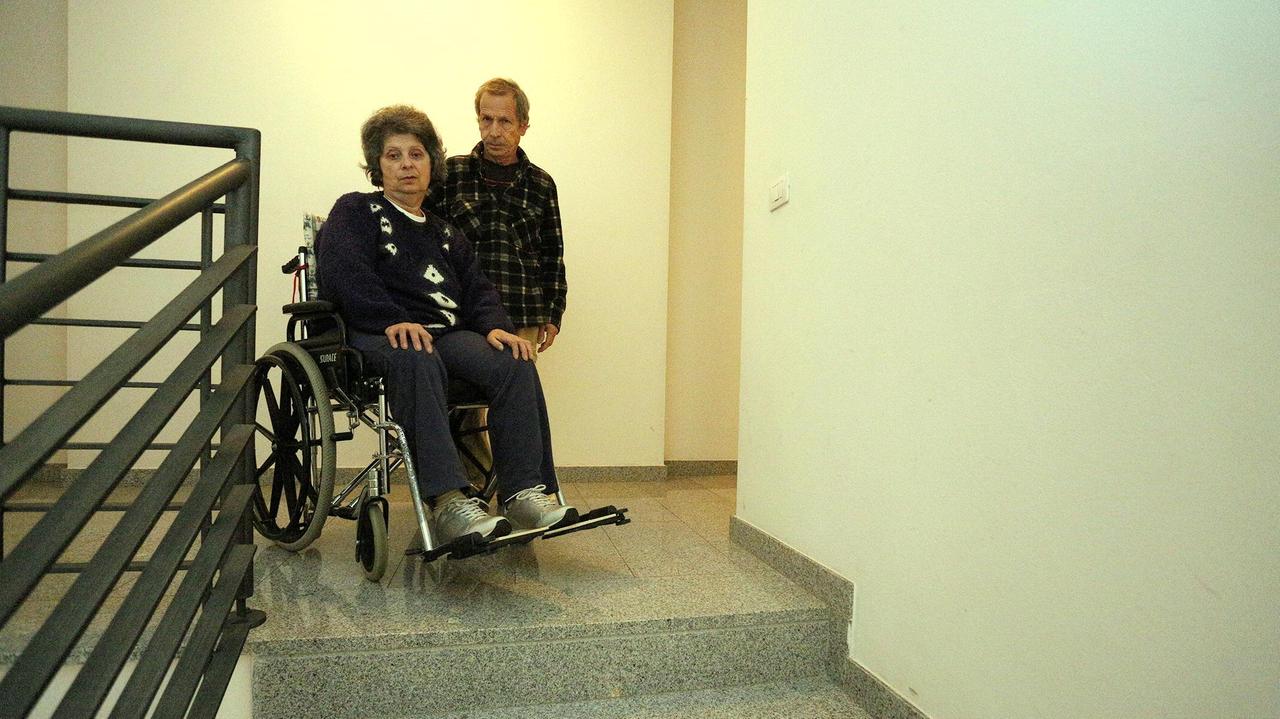 Lea e il marito Mauro di fronte all'ostacolo quotidiano: le scale (foto agenzia Carlo Sestini)