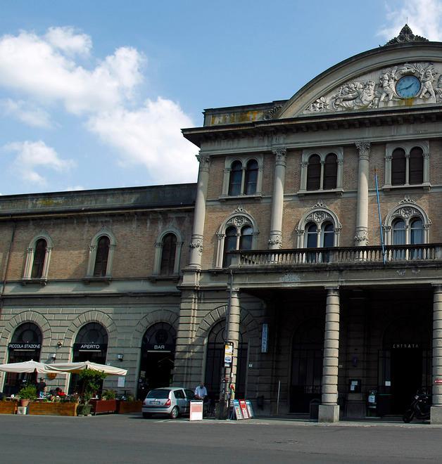 Viene accerchiato da cinque ubriachi: spara un colpo in aria 