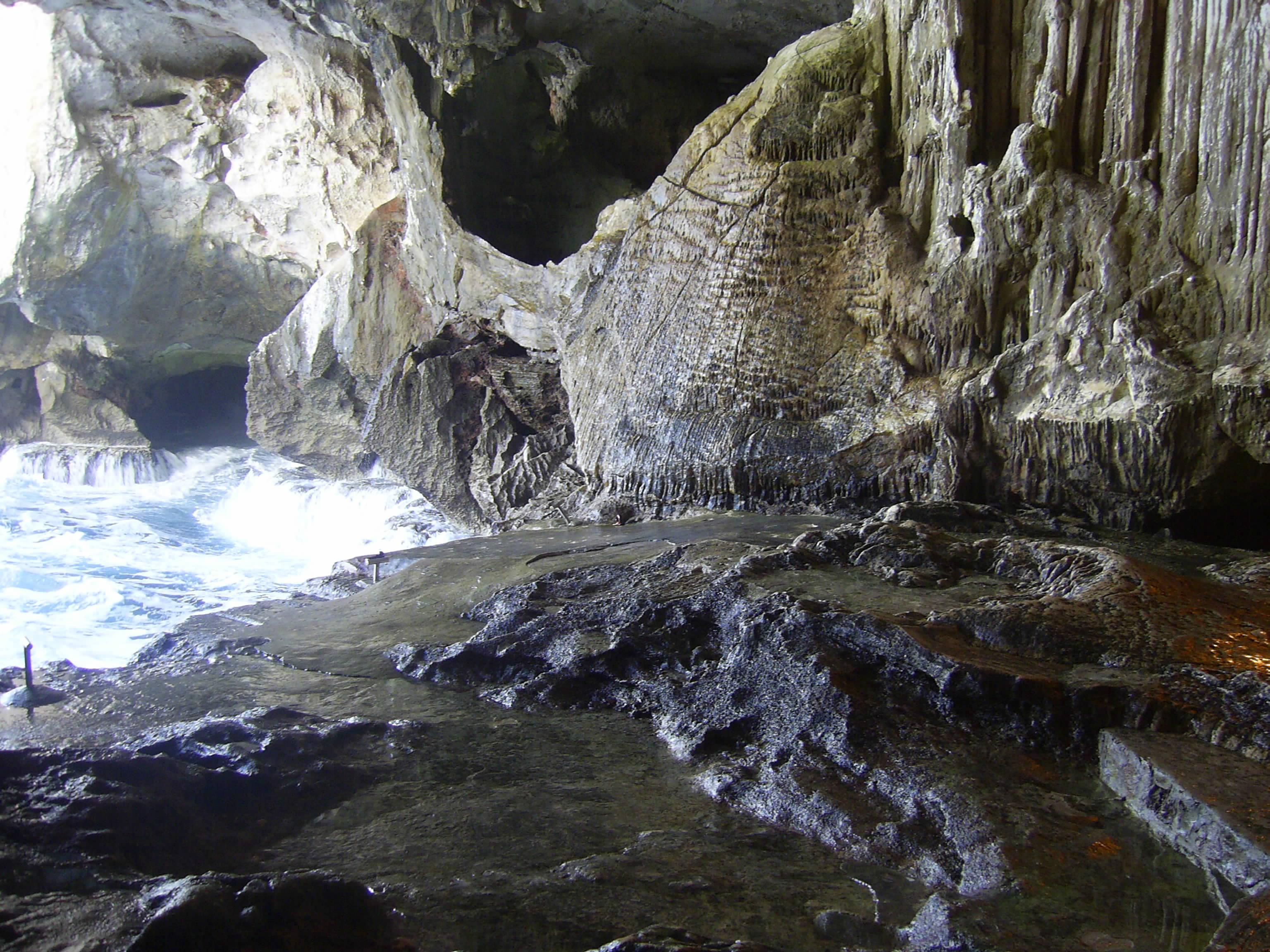 L'ingresso delle grotte di Nettuno