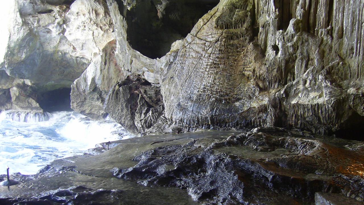 L'ingresso delle grotte di Nettuno