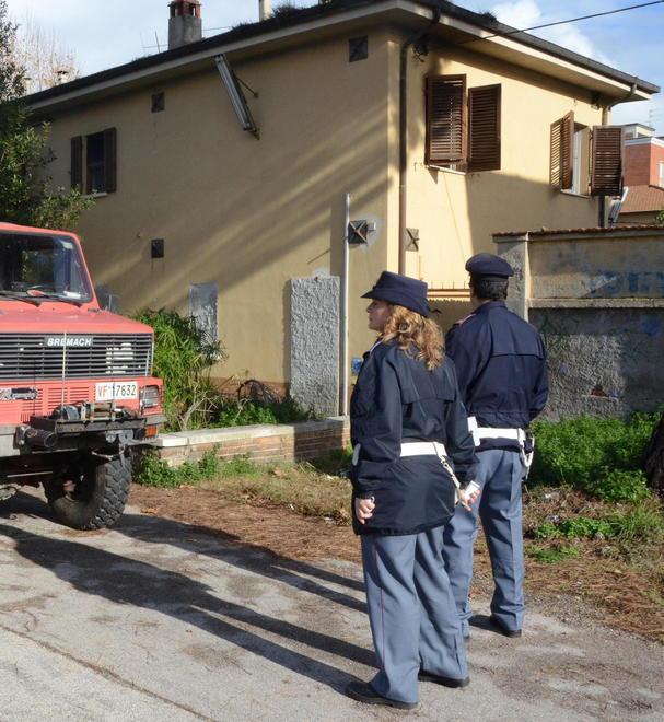 Palazzina in fiamme, paura alla stazione 