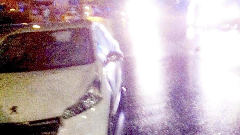 Pedone travolto sulle strisce da due auto: muore sul colpo