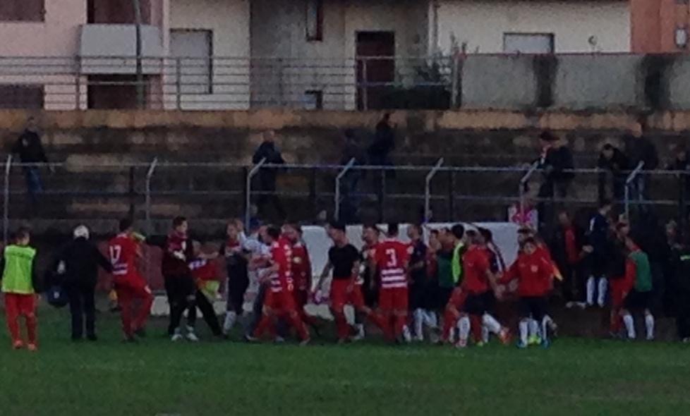 Il derby finisce a cazzotti 
