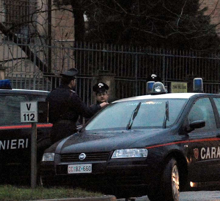 Colpisce con un pugno un militare 