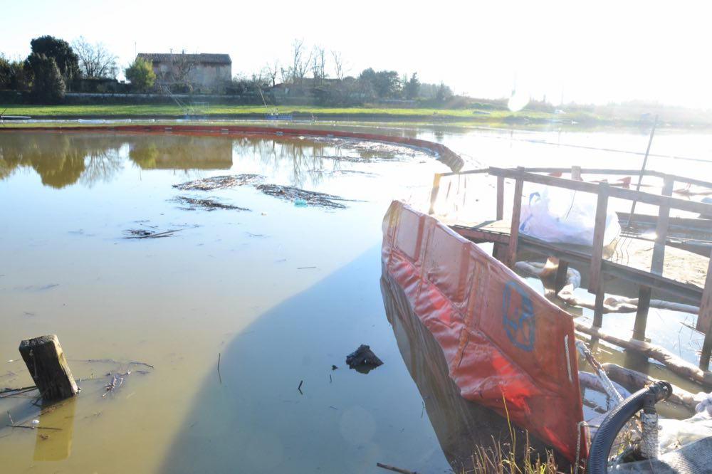 Lo sbarramento di panne anti-inquinamento posizionate dalla Labromare sullo Scolmatore