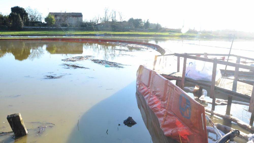 Lo sbarramento di panne anti-inquinamento posizionate dalla Labromare sullo Scolmatore
