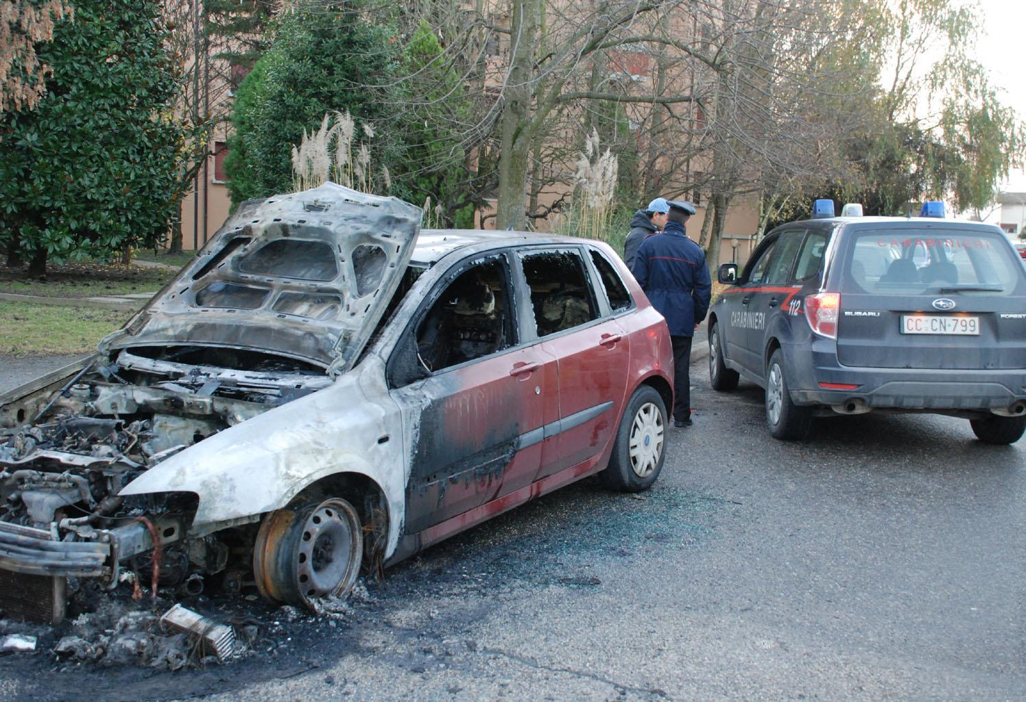 Una delle auto bruciate