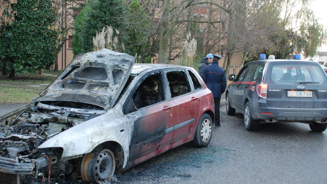 Una delle auto bruciate