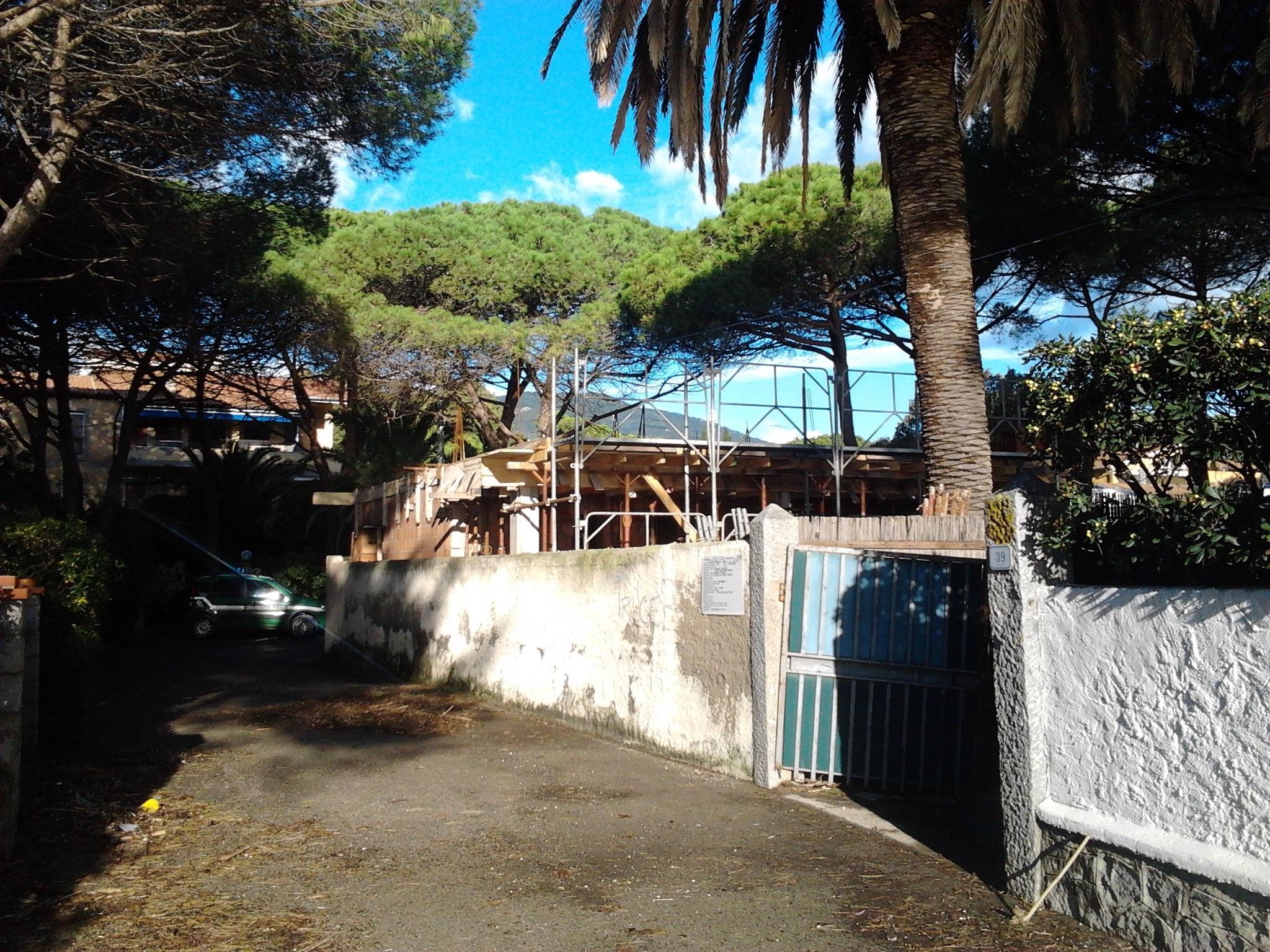 Il manufatto costruito abusivamente a Marina di Campo e sequestrato