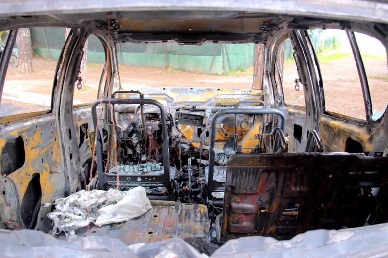 L'interno della Opel Agila completamente mangiato dal fuoco
