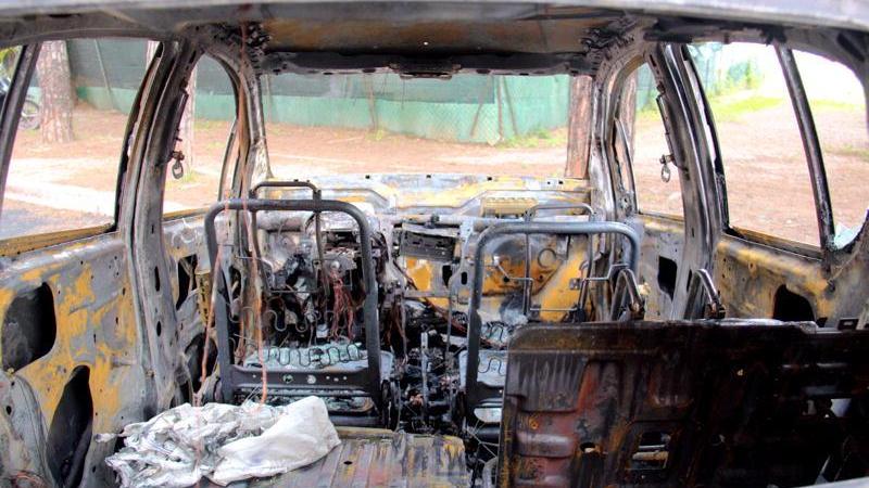 L'interno della Opel Agila completamente mangiato dal fuoco