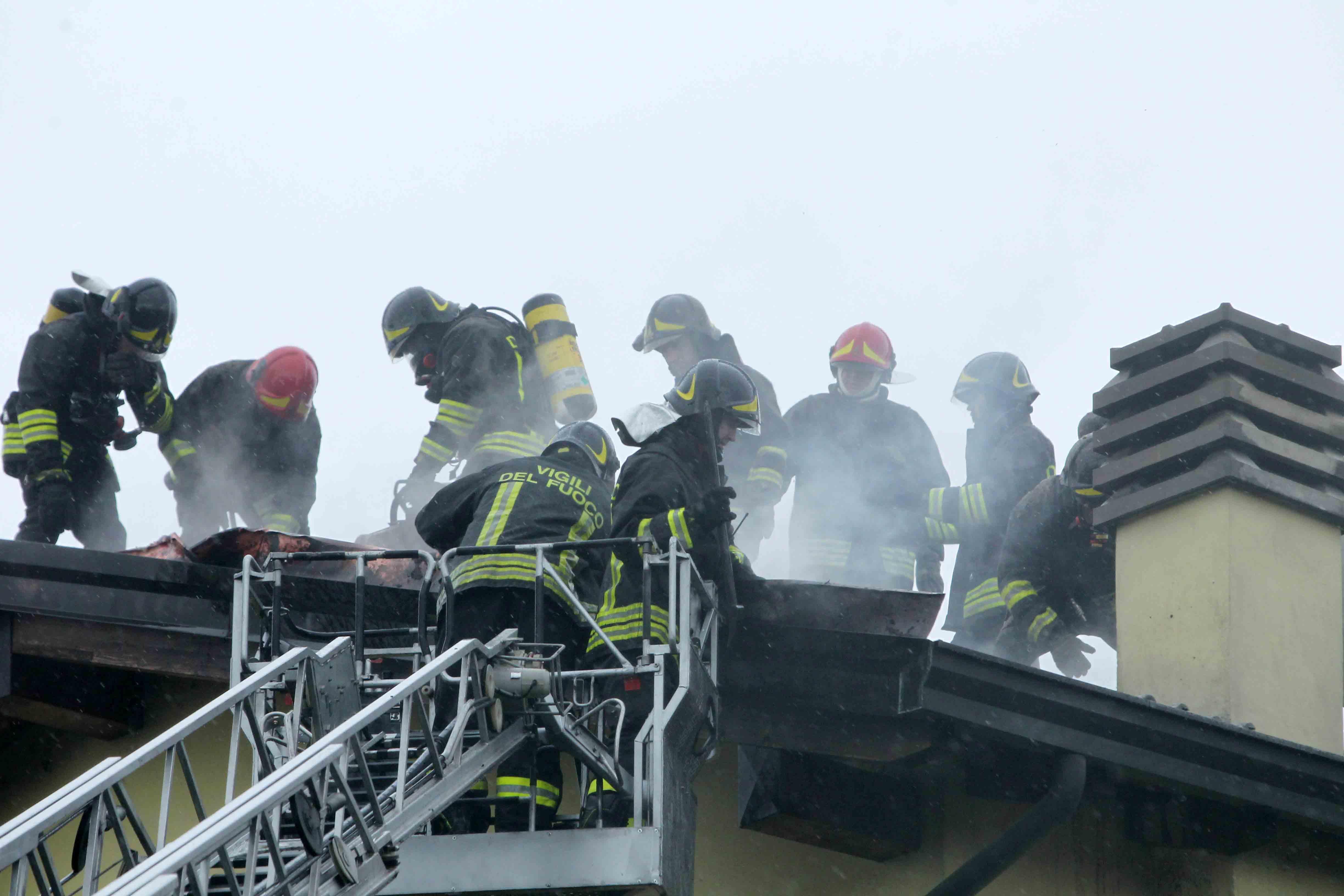 In fiamme i tetti di due abitazioni