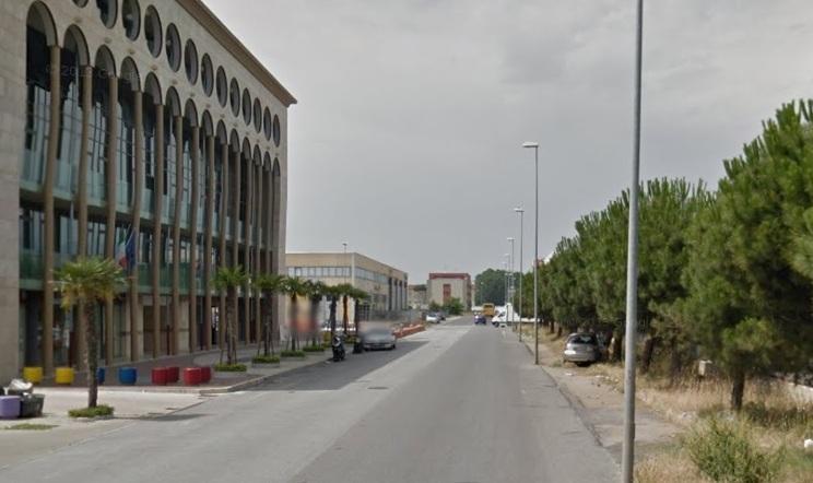 Fingono un incidente e lo rapinano 