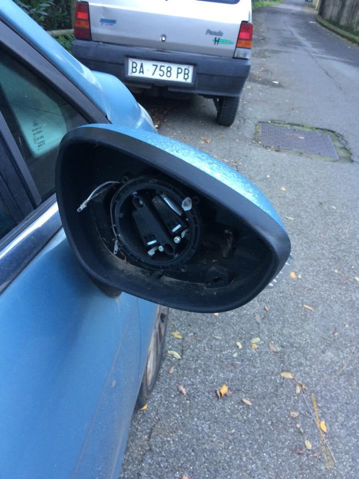 Uno degli specchietti distrutti