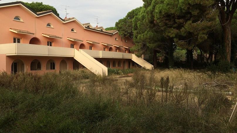 Uno dei blocchi della cav Acquamarina a Marina di Grosseto